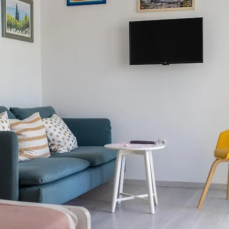 Miandmi Apartment