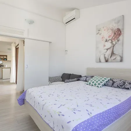 Miandmi Apartment *
